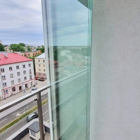 Parvekkeen kaiteiden kehyksettömät runkojärjestelmät, valmistaja Puola