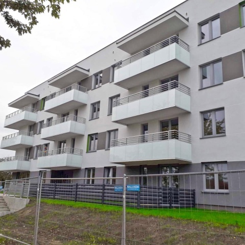 Parvekkeen kaiteiden kehyksettömät runkojärjestelmät, valmistaja Puola